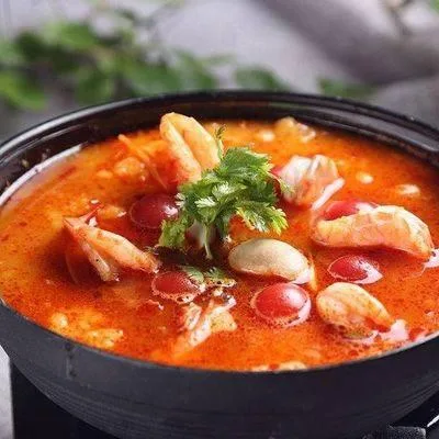 POTAGE PIQUANT AUX CREVETTES ET À LA CITRONNELLE