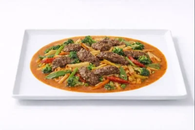 BOEUF AU CURRY ROUGE À LA FAÇON THAÏ