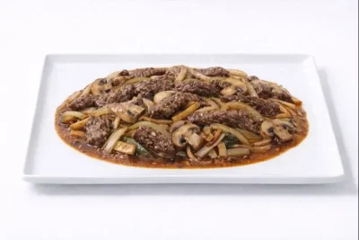 BOEUF AUX OIGNONS ET CHAMPIGNONS