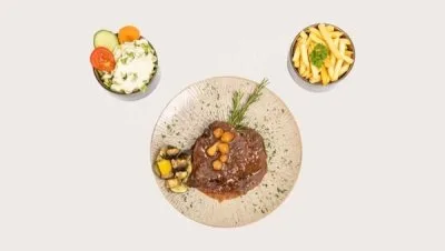 FILET DE CHEVAL À L'AIL ET AUX PETITS OIGNONS